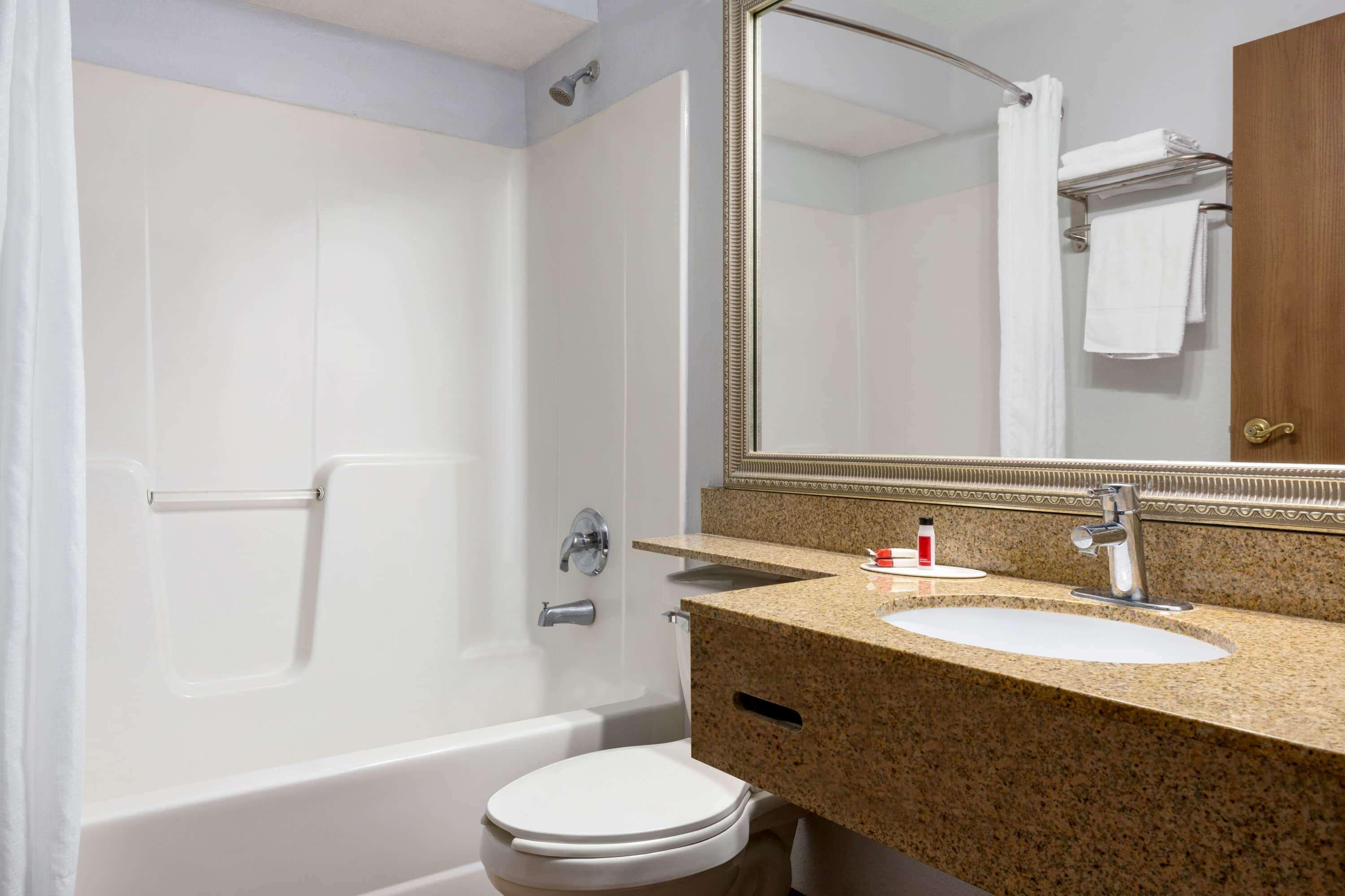 Microtel Inn & Suites Линкълн Екстериор снимка