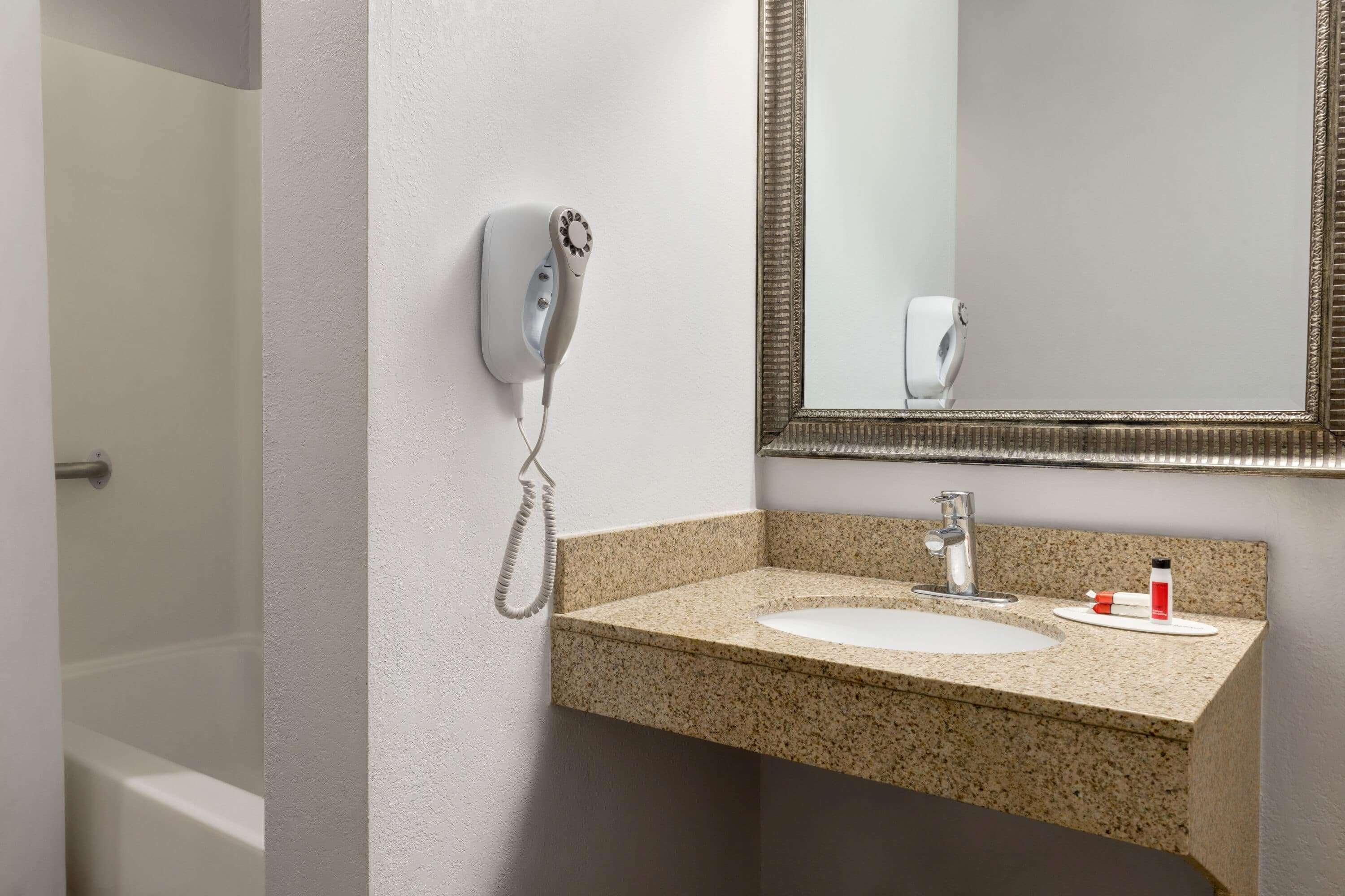Microtel Inn & Suites Линкълн Екстериор снимка